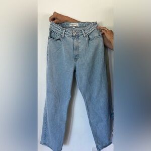A&F Curve Love 90’s Relaxed Jean High Rise - Size 27/4 Short